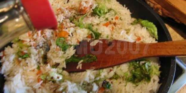 рис, обжаренный с рыбой и овощами