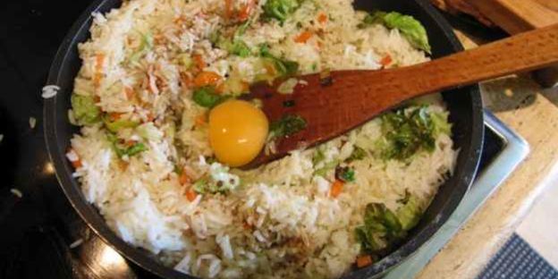 рис, обжаренный с рыбой и овощами