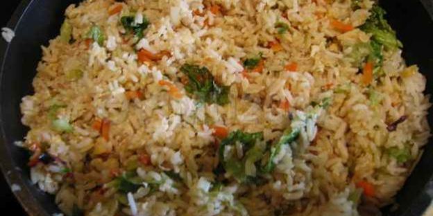 рис, обжаренный с рыбой и овощами