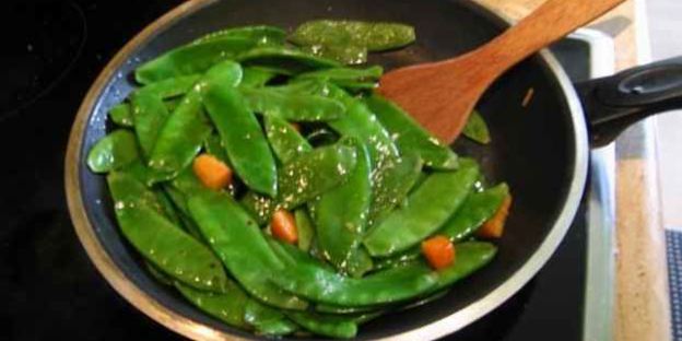 рис, обжаренный с рыбой и овощами