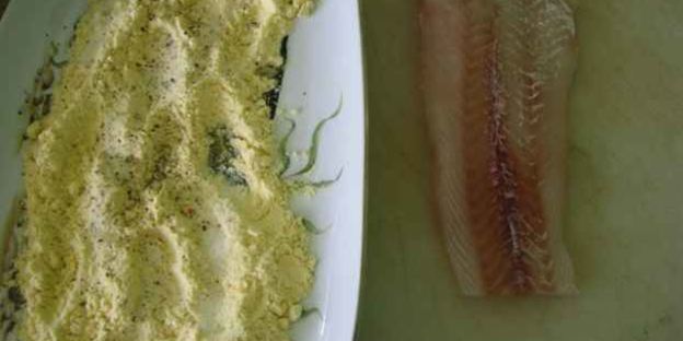 рис, обжаренный с рыбой и овощами