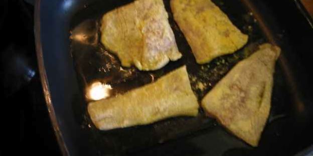 рис, обжаренный с рыбой и овощами