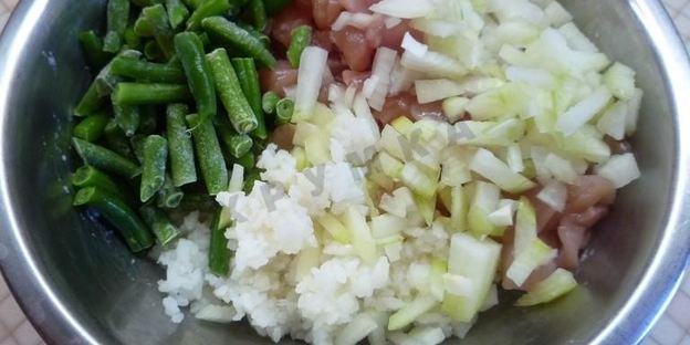 рис с куриной грудкой и овощами в духовке