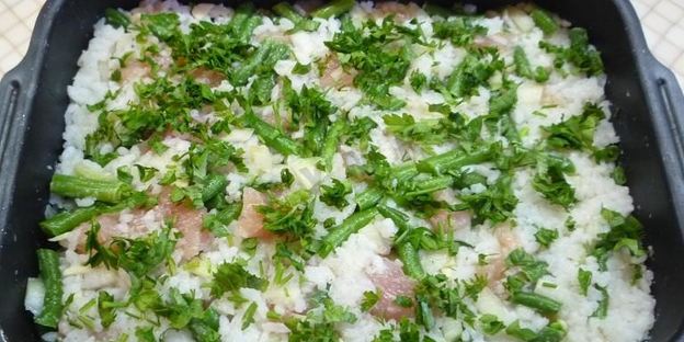 рис с куриной грудкой и овощами в духовке