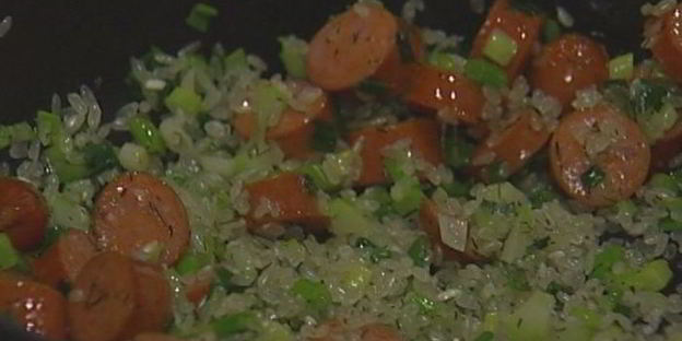 рис с острыми колбасками