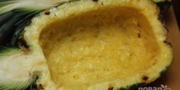 тайский рис с креветками в ананасе