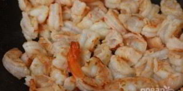 тайский рис с креветками в ананасе