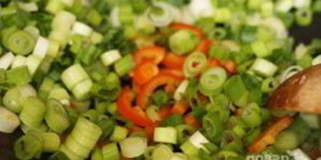 тайский рис с креветками в ананасе