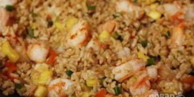 тайский рис с креветками в ананасе