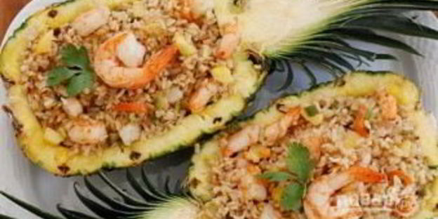 тайский рис с креветками в ананасе