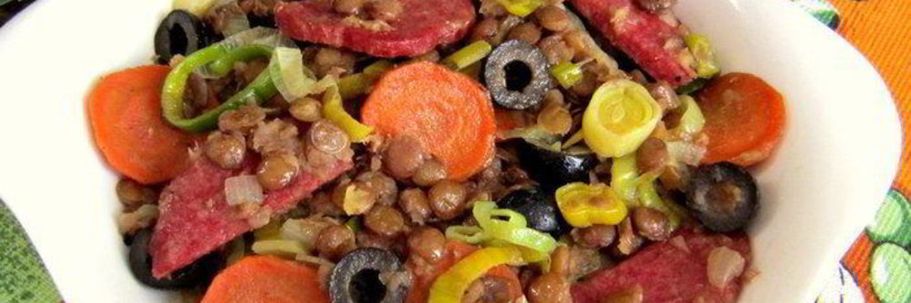 Зеленая чечевица с копченой колбасой в стиле фламенко