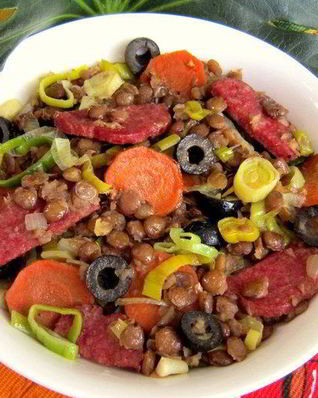 Зеленая чечевица с копченой колбасой в стиле фламенко