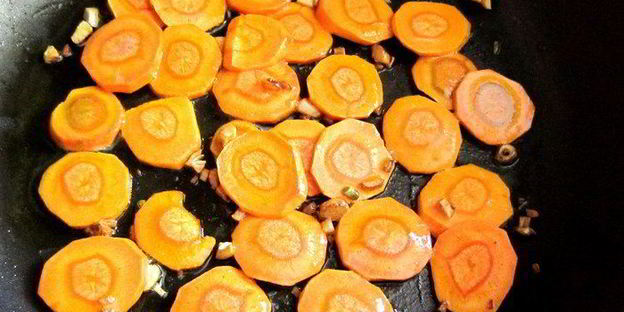 зеленая чечевица с копченой колбасой в стиле фламенко