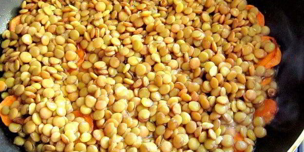 зеленая чечевица с копченой колбасой в стиле фламенко