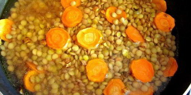 зеленая чечевица с копченой колбасой в стиле фламенко