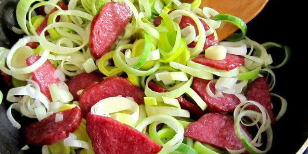 зеленая чечевица с копченой колбасой в стиле фламенко