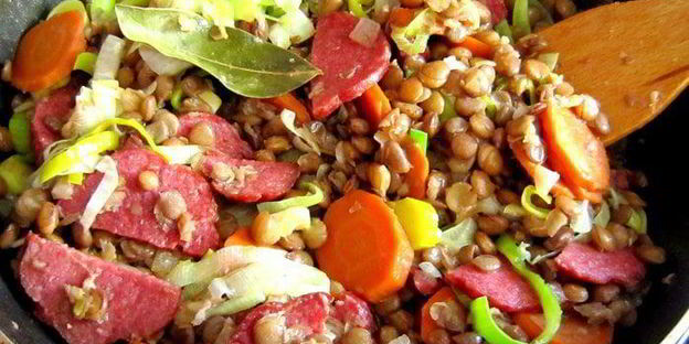 зеленая чечевица с копченой колбасой в стиле фламенко