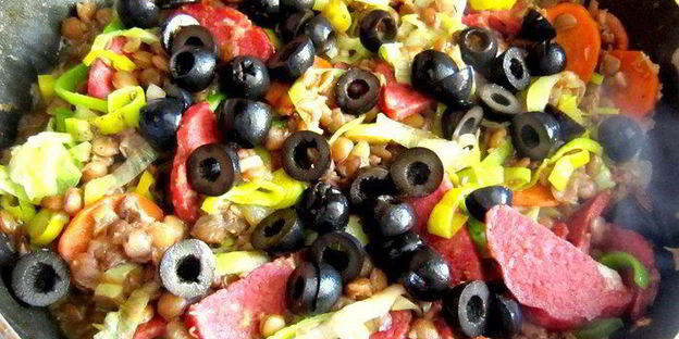 зеленая чечевица с копченой колбасой в стиле фламенко