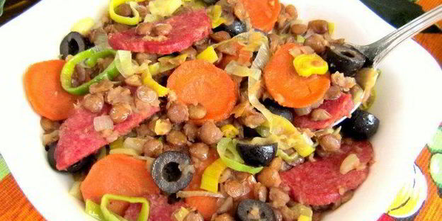 зеленая чечевица с копченой колбасой в стиле фламенко