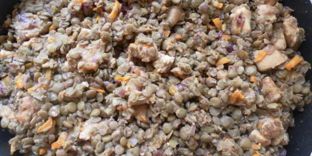 зеленая чечевица с курицей