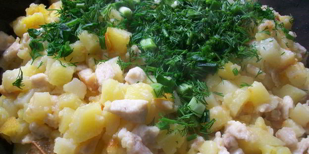 жареная картошка с куриным филе