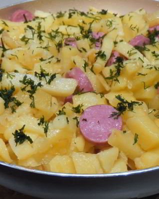 Жареная картошка с сосисками
