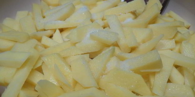 жареная картошка с сосисками