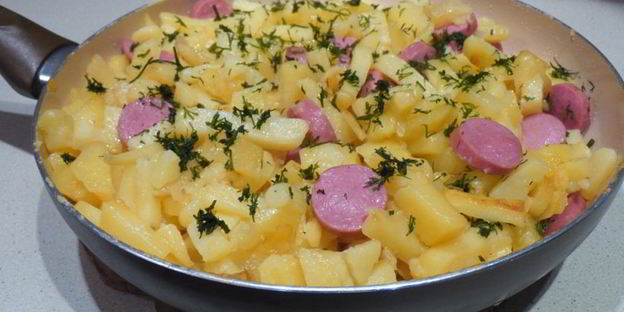 жареная картошка с сосисками