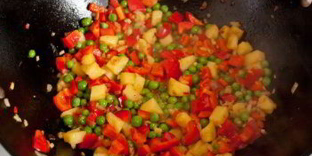 жареный рис с ананасом