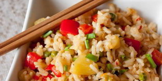 жареный рис с ананасом