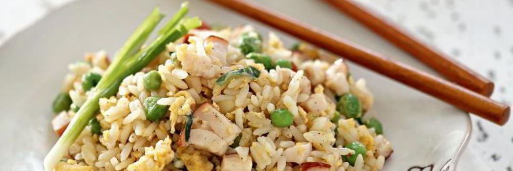 Жареный рис со свининой и горошком