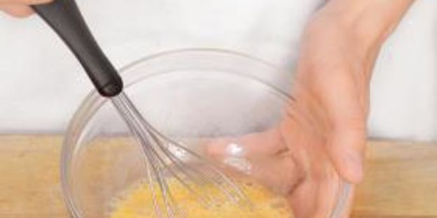 жареный рис со свининой и горошком