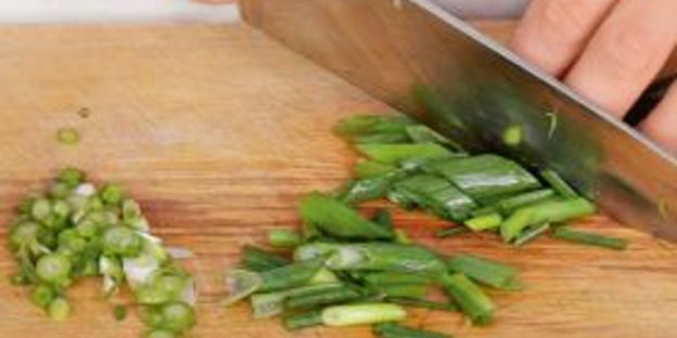 жареный рис со свининой и горошком