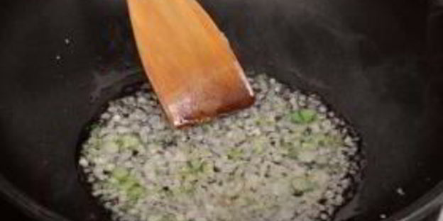 жареный рис со свининой и горошком