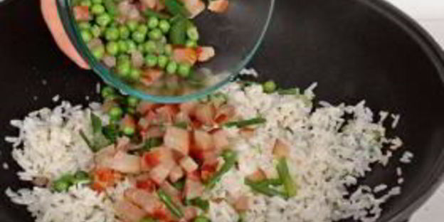 жареный рис со свининой и горошком