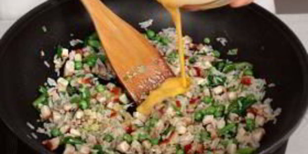 жареный рис со свининой и горошком