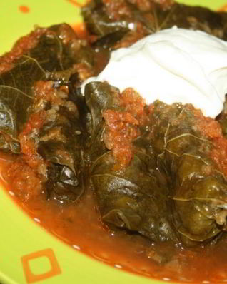 Долма в мультиварке в овощном соусе