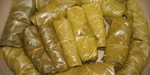 долма в мультиварке в овощном соусе