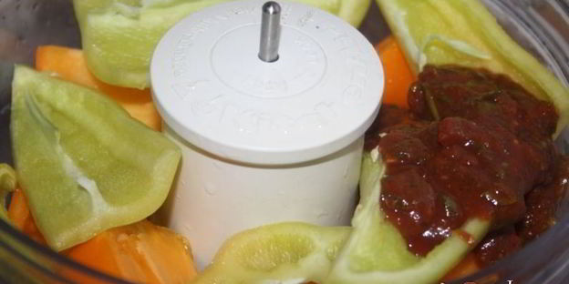 долма в мультиварке в овощном соусе