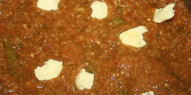 долма в мультиварке в овощном соусе