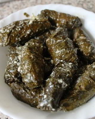 Долма в виноградных листьях