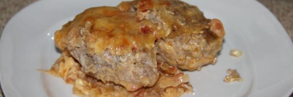 Ленивые голубцы из китайской капусты под соусом из соленых помидор