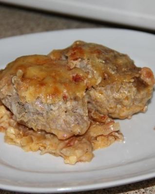 Ленивые голубцы из китайской капусты под соусом из соленых помидор