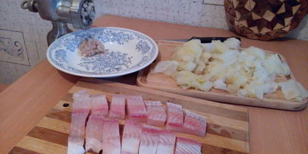 ленивые рыбные голубцы в хренно-сметанном соусе