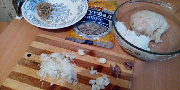 ленивые рыбные голубцы в хренно-сметанном соусе