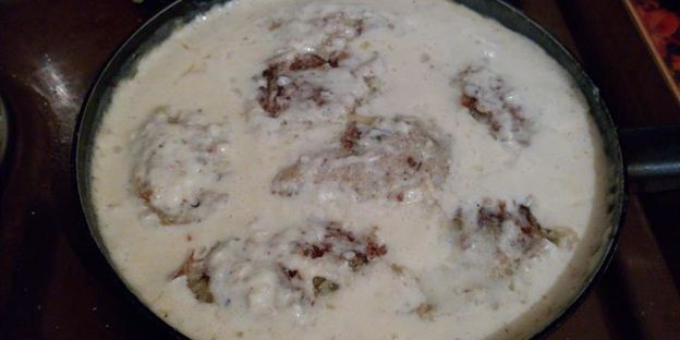 ленивые рыбные голубцы в хренно-сметанном соусе