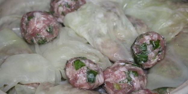 запеченные с помидорами и топленым сливочным маслом голубцы