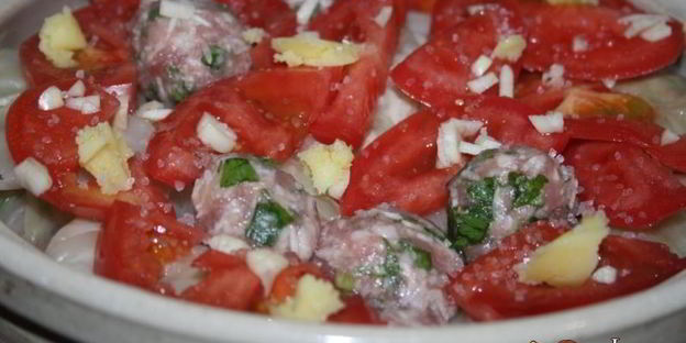 запеченные с помидорами и топленым сливочным маслом голубцы