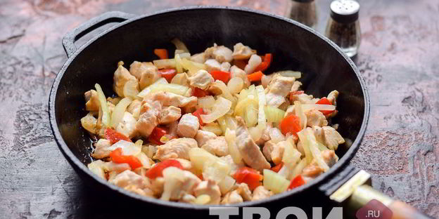 гречневая лапша с курицей и овощами