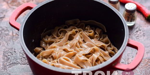 гречневая лапша с курицей и овощами